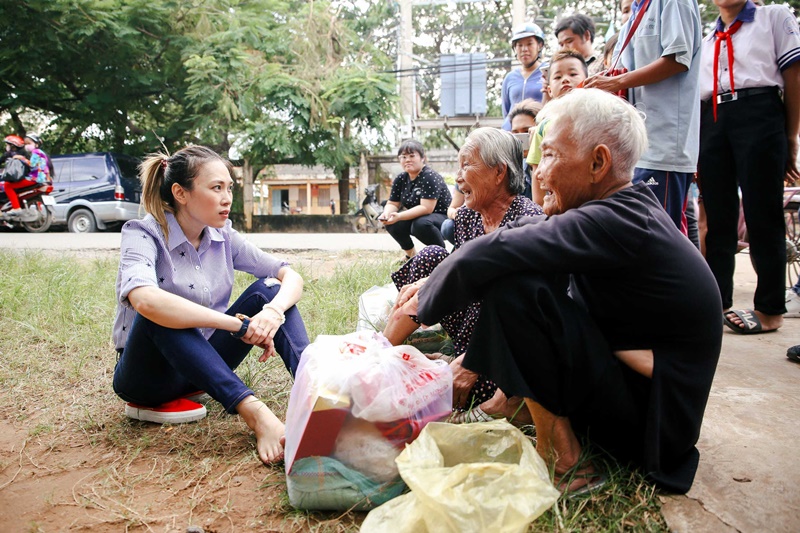 Giải trí - Mỹ Tâm chân đất, ngồi bệt vệ đường trò chuyện với các cụ già  (Hình 9).