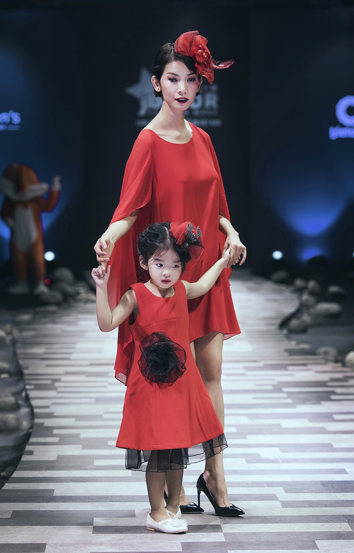 Giải trí - Siêu mẫu Xuân Lan hạnh phúc nắm tay bé Thỏ trở lại sàn catwalk