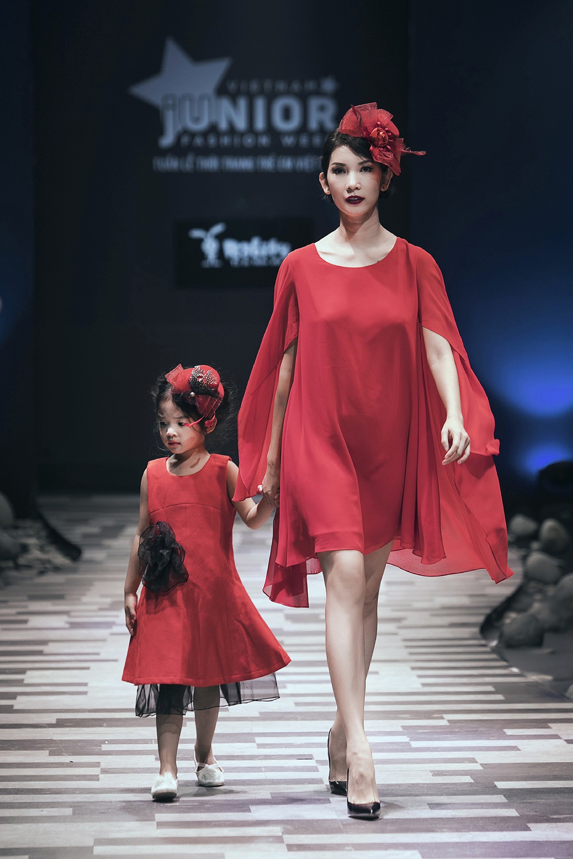 Giải trí - Siêu mẫu Xuân Lan hạnh phúc nắm tay bé Thỏ trở lại sàn catwalk (Hình 2).