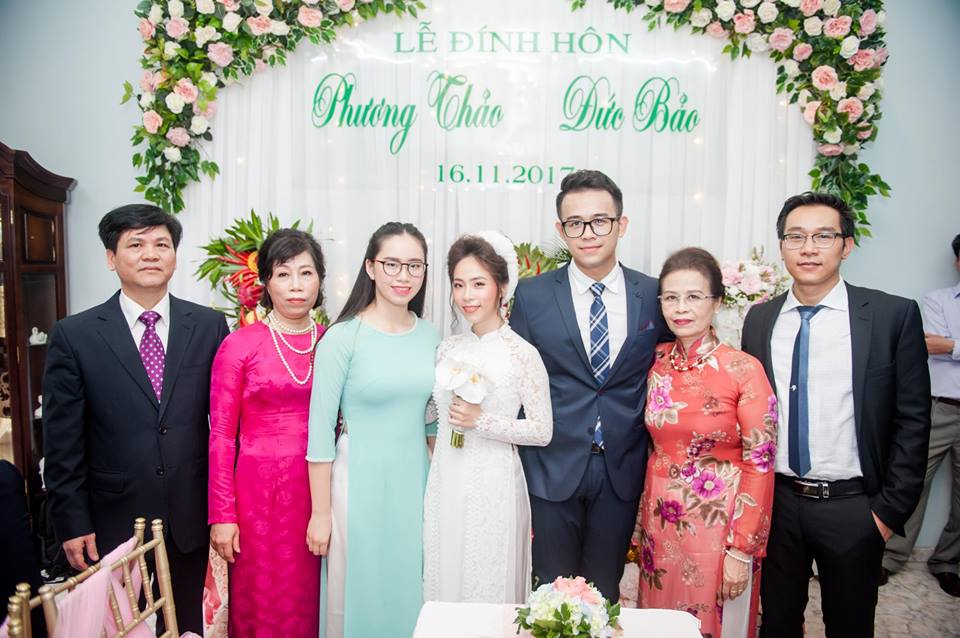 Mới đây, MC Đức Bảo bất ngờ khoe loạt ảnh lễ ăn hỏi ngập tràn hạnh phúc bên cô dâu xinh đẹp trên trang cá nhân khiến nhiều bạn bè, đồng nghiệp không khỏi bất ngờ. 