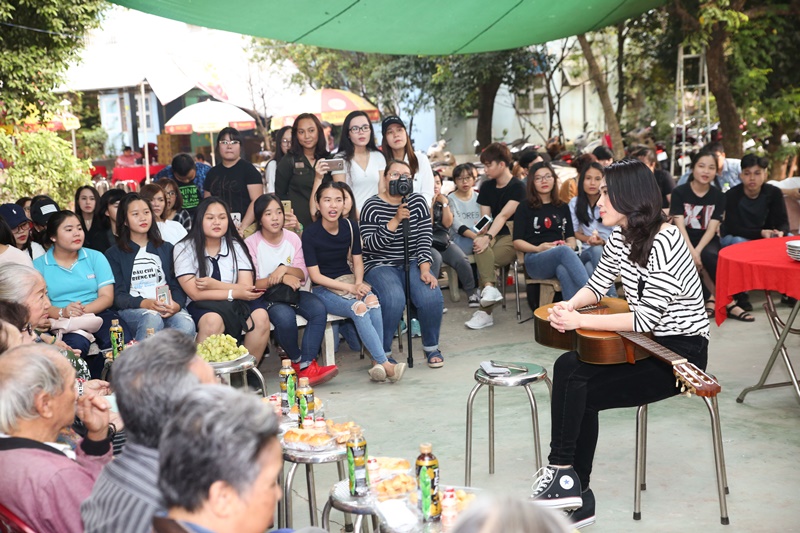 Những tiết mục song ca ngẫu hứng của cô và các nghệ sĩ lớn tuổi như Tình đồng chí, Làng tôi,.... đã khiến nhiều người có mặt không khỏi xúc động. 