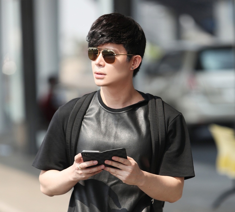 Được biết đến như một ''tay chơi hàng hiệu'' của showbiz Việt, Nathan Lee không ngại khi bị ''chất vấn'' về những luồng dư luận trái chiều về việc xài hàng hiệu đắt tiền trong đời sống hàng ngày. 