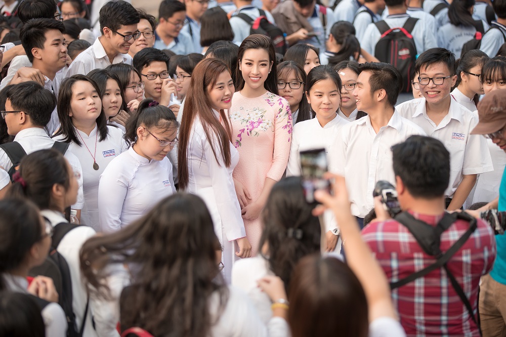 Hoa hậu Đỗ Mỹ Linh thân thiện chụp hình kỉ niệm cùng các bạn học sinh của trường THPT chuyên Lê Hồng Phong.