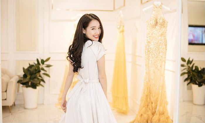 Dù nụ cười trên gương mặt kia là thật lòng hay gượng ép, nhưng cũng đủ để thấy một Nhã Phương mạnh mẽ, bản lĩnh thế nào trước sóng gió cuộc đời. Nhiều fan nói rằng, chẳng cần Trường Giang bên cạnh, Nhã Phương một mình vẫn tỏa sáng rực rỡ.