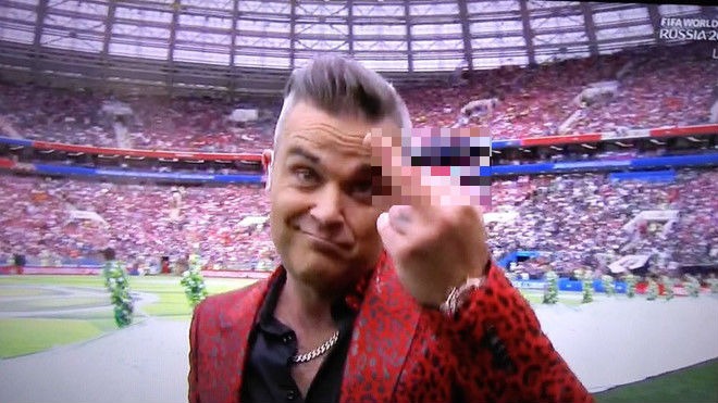 Robbie Williams bị chỉ trích vì giơ “ngón tay thối” tại Lễ khai mạc World Cup 2018 (Hình 3).