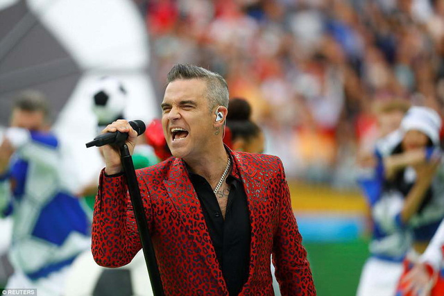 Robbie Williams bị chỉ trích vì giơ “ngón tay thối” tại Lễ khai mạc World Cup 2018