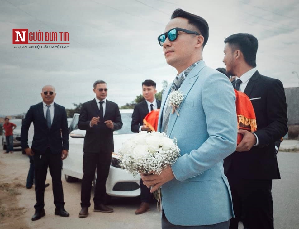 Được biết, từ sáng 30/12, rapper Tiến Đạt đã cùng đoàn nhà trai đi xe từ TP.HCM về nhà gái ở Bình Thuận để đón dâu. 
