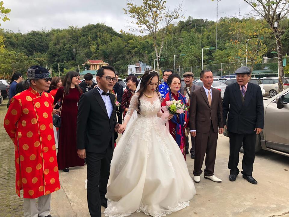 Sau lễ rước dâu vào sáng 18/1, trưa cùng ngày NSND Trung Hiếu đã chính thức rước bạn gái kém 19 tuổi về dinh bằng một đám cưới giản dị, ấm cúng tại tư gia nhà gái ở Sơn La.