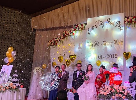 Tiệc cưới của cặp trai tài gái sắc được tổ chức trong một không gian ấm cúng với sự góp mặt của gia đình hai bên, đồng nghiệp, bạn bè thân thiết.