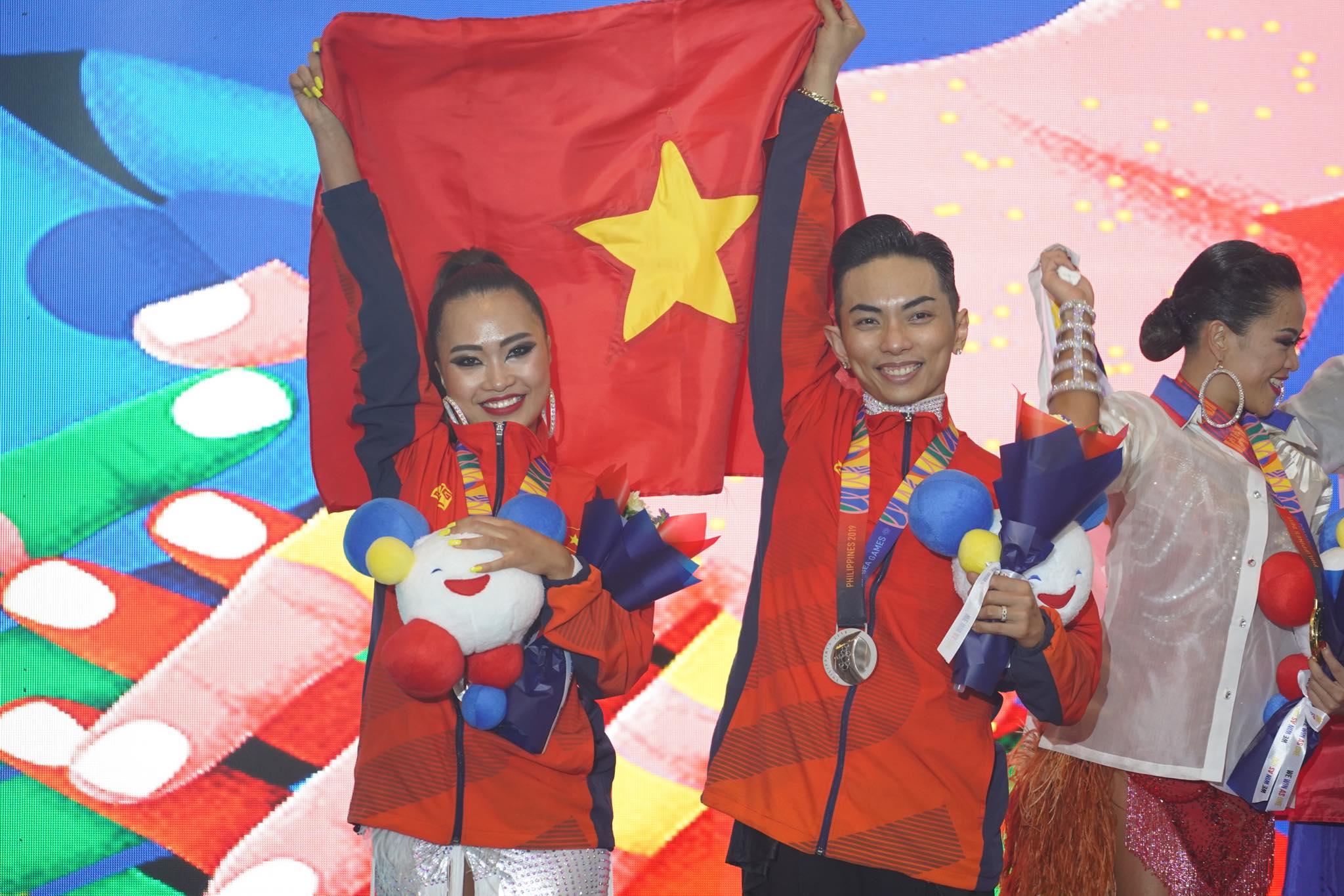 Ngôi sao - Khánh Thi khóc nức nở khi Phan Hiển giành huy chương vàng SEA Games 30