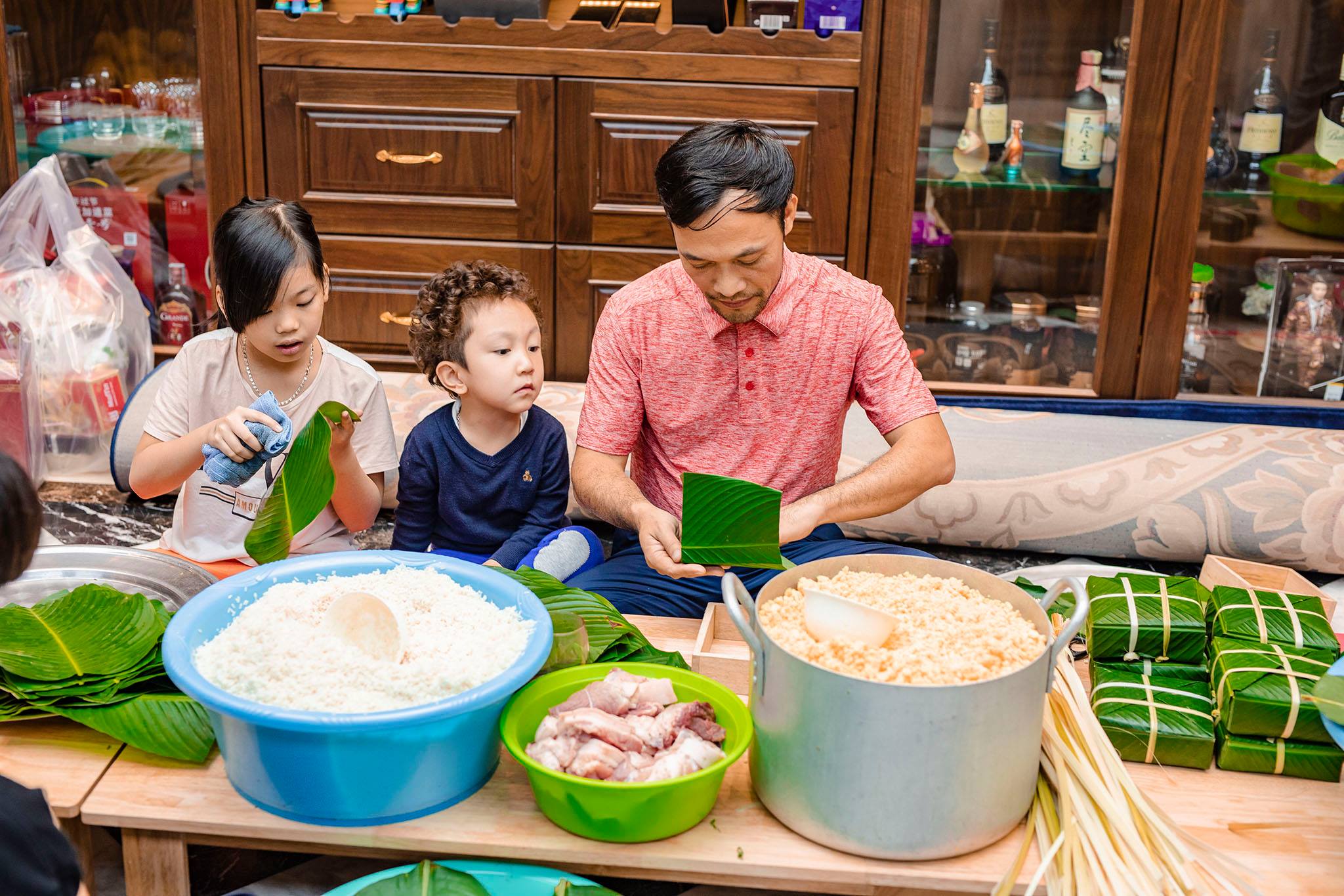 Ngôi sao - Tuấn Hưng, Hoa hậu Hà Kiều Anh trổ tài gói hàng trăm bánh chưng đón Tết Canh Tý (Hình 3).