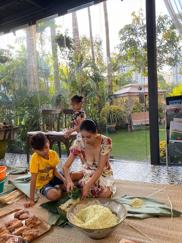 Ngôi sao - Tuấn Hưng, Hoa hậu Hà Kiều Anh trổ tài gói hàng trăm bánh chưng đón Tết Canh Tý (Hình 8).