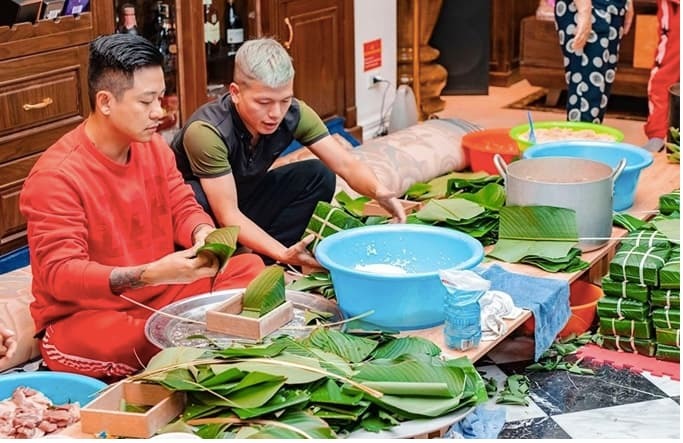 Ngôi sao - Tuấn Hưng, Hoa hậu Hà Kiều Anh trổ tài gói hàng trăm bánh chưng đón Tết Canh Tý (Hình 4).