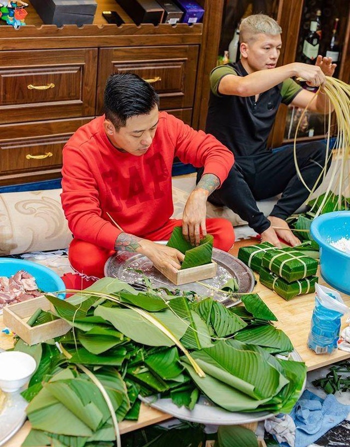 Ngôi sao - Tuấn Hưng, Hoa hậu Hà Kiều Anh trổ tài gói hàng trăm bánh chưng đón Tết Canh Tý (Hình 2).