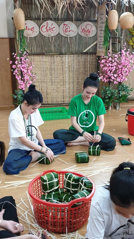 Ngôi sao - Tuấn Hưng, Hoa hậu Hà Kiều Anh trổ tài gói hàng trăm bánh chưng đón Tết Canh Tý (Hình 10).