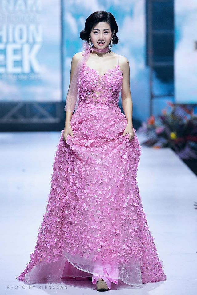 Giải trí - Lộ diện người đặc biệt sở hữu chiếc váy Mai Phương từng mặc catwalk (Hình 2).