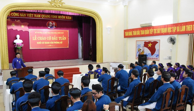 Diễn đàn - Đạo diễn Huỳnh Tuấn Anh: 'Nam cán bộ mặc áo dài đi làm có gì sai, cớ gì lại 'ném đá', buông lời phản cảm'