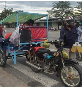 Cộng đồng mạng - Clip: Chồng chở vợ con trên xe ba gác vượt gần 2000km về quê Thái Bình (Hình 3).