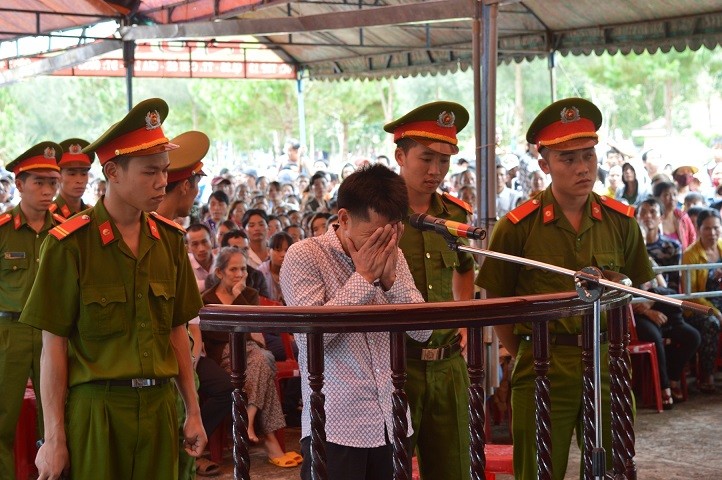 Pháp luật - Nghe tòa tuyên tử hình, kẻ giết chủ nợ phi tang xác ôm mặt khóc