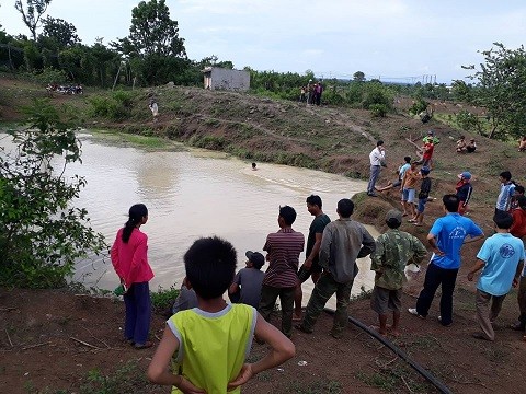 Rủ nhau đi bắt cá, hai học sinh đuối nước thương tâm