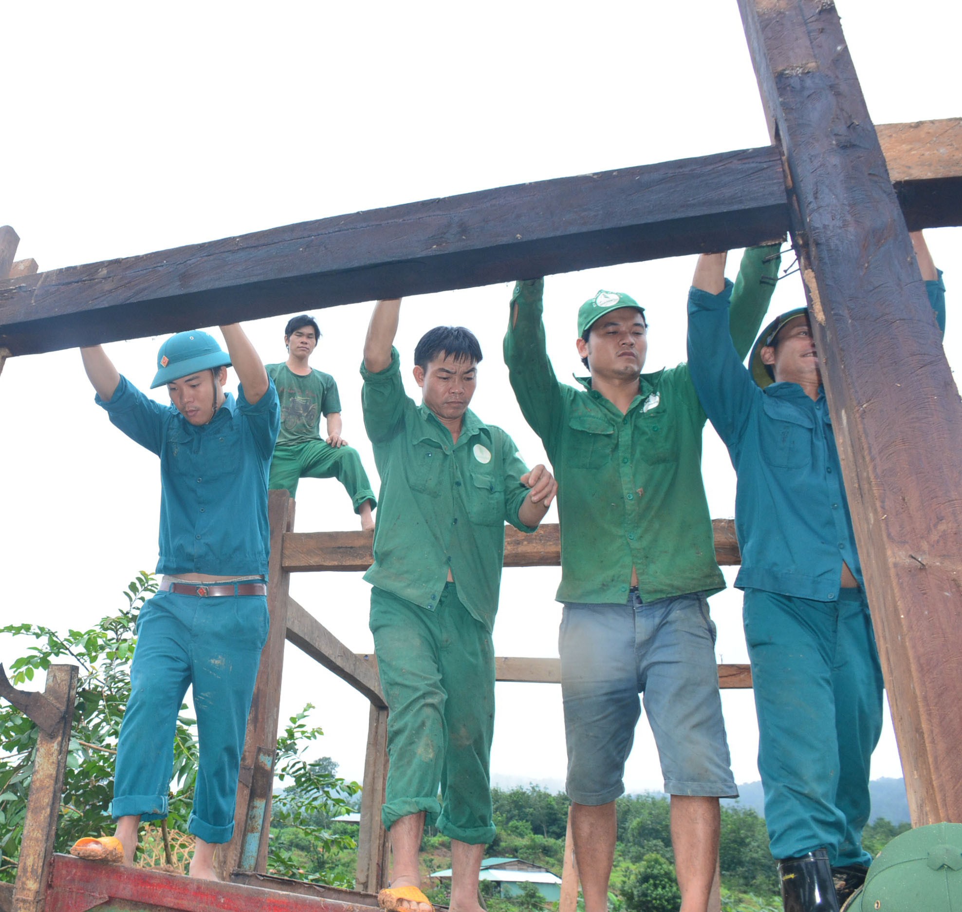 Tin nhanh - Kon Tum: Lũ quét bất ngờ nhấn chìm hàng chục nhà dân trong đêm (Hình 2).