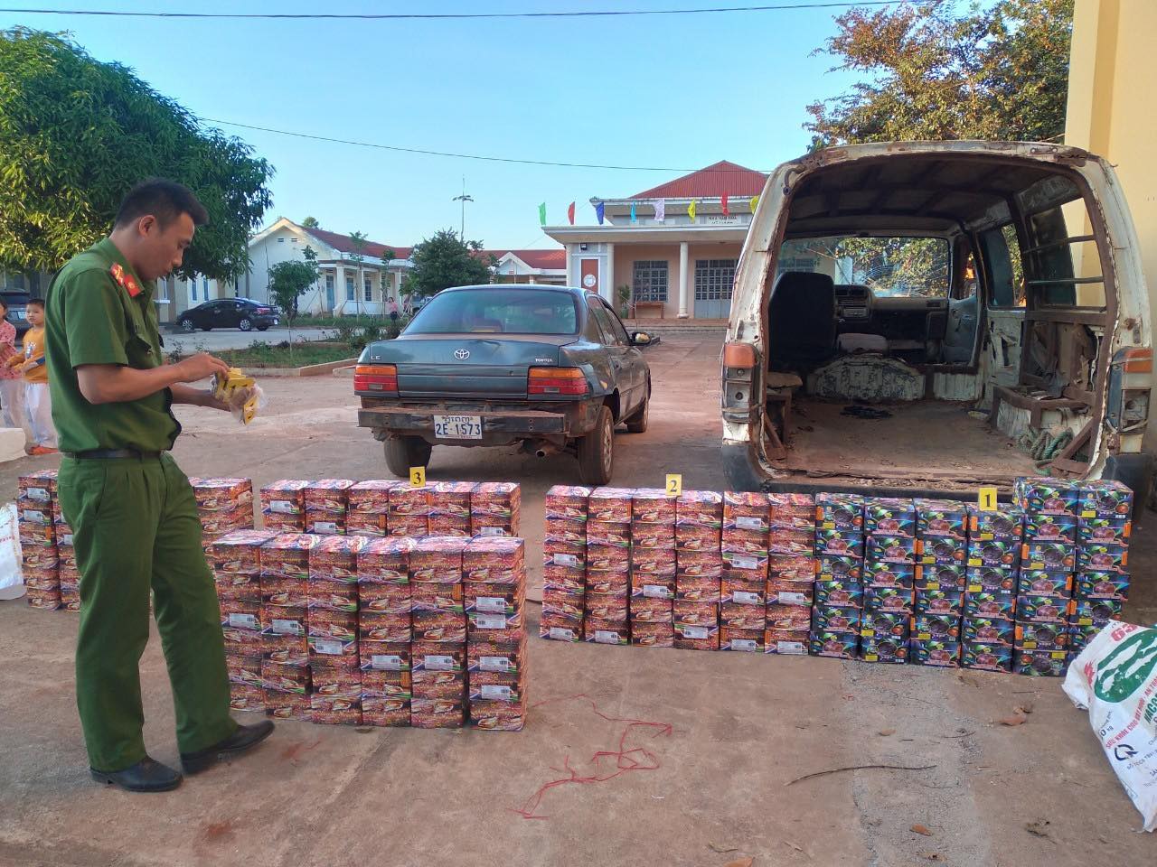 Tin nhanh -  Gia Lai: Tạm giữ ô tô chứa hơn 300kg pháo lậu