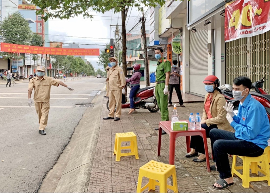 An ninh - Hình sự - Năm thanh niên trốn lên đồi thông nhậu bị phạt 50 triệu đồng  (Hình 2).