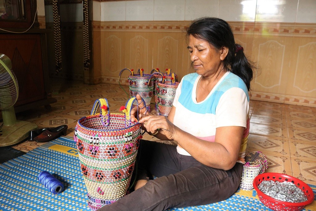 Dân sinh - Độc đáo những chiếc gùi làm từ phế phẩm ve chai