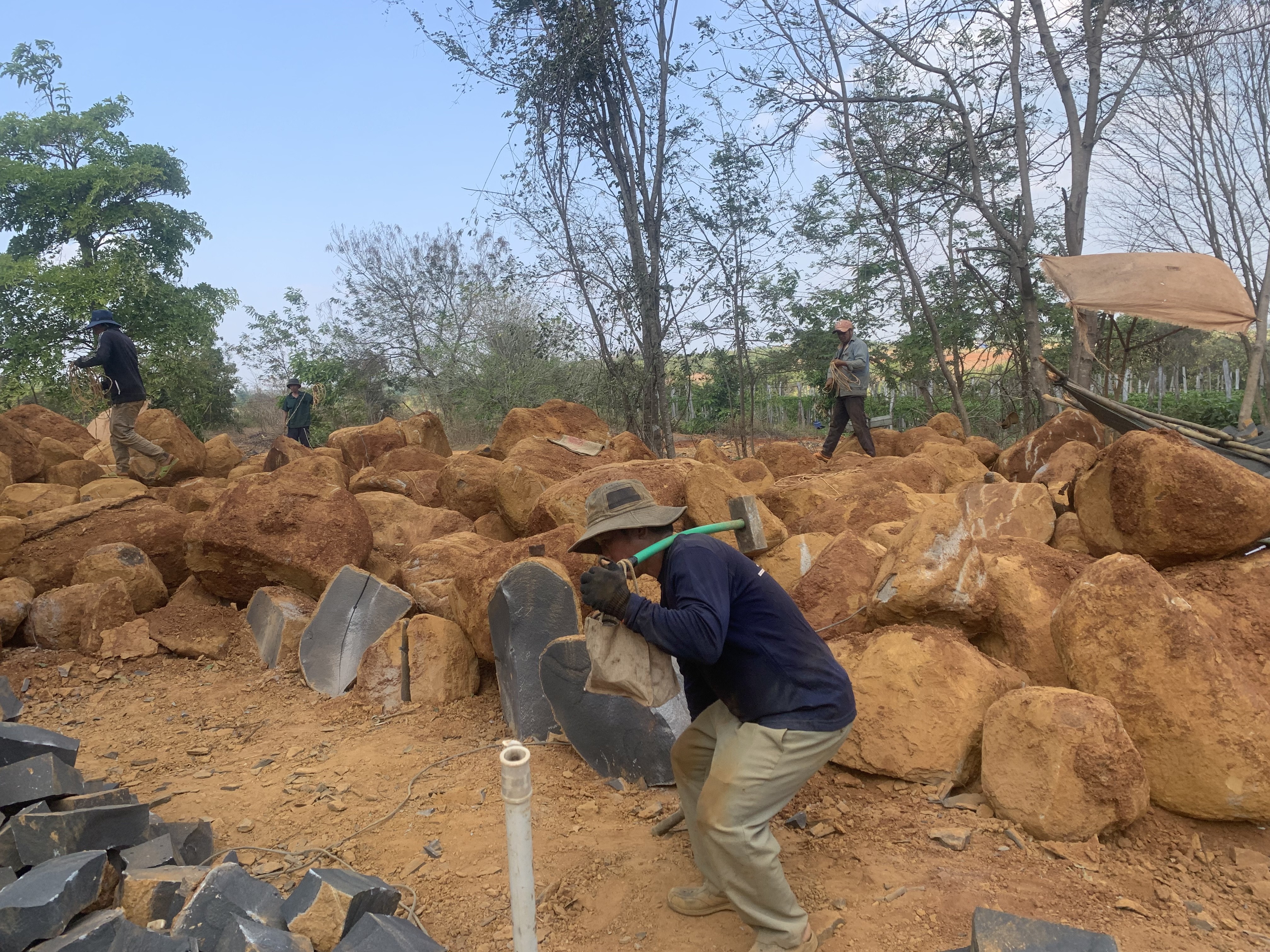 Môi trường - Gia Lai: Phát hiện bãi khai thác đá trái phép tại huyện Chư Prông (Hình 4).