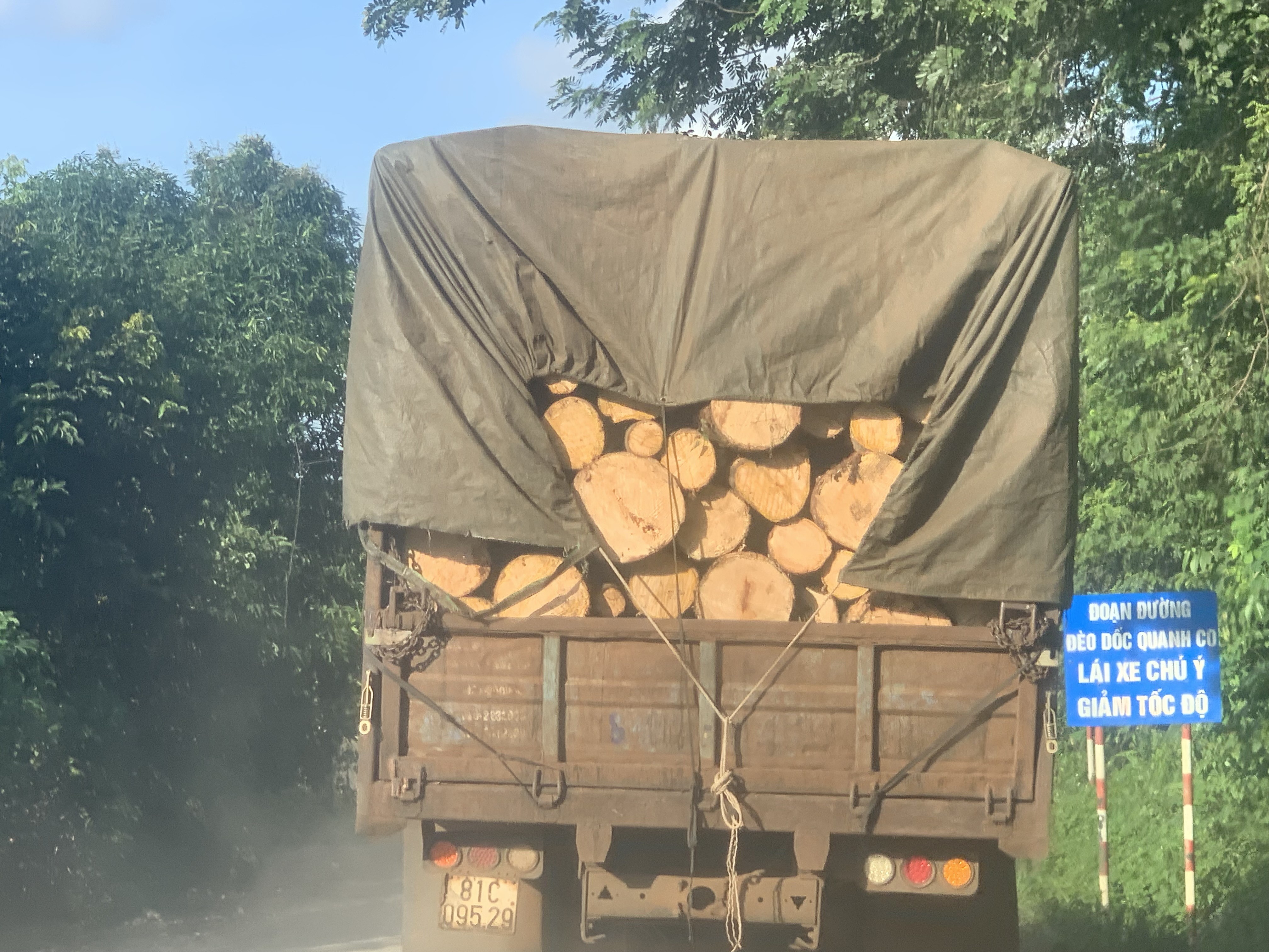 Dân sinh - Gia Lai: Vì sao xe quá khổ, quá tải hoạt động bát nháo về đêm? (Hình 4).