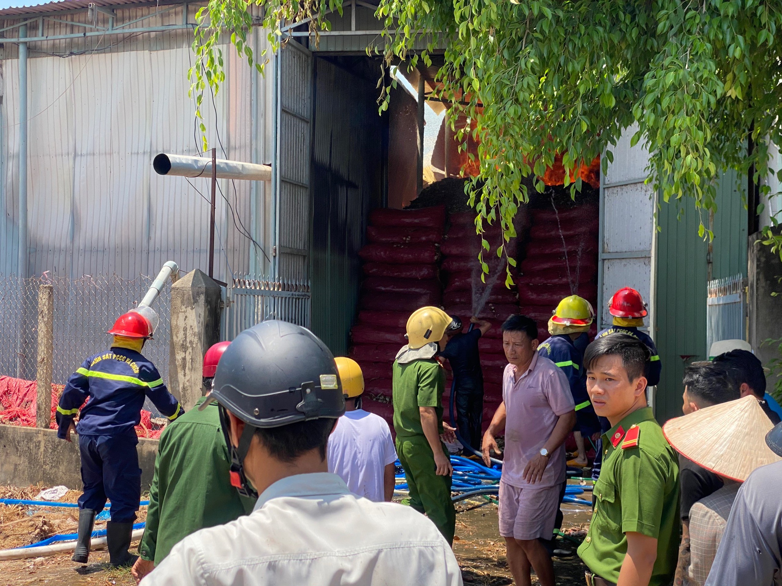 Dân sinh - Gia Lai: Cháy lớn kho nông sản ở huyện Phú Thiện (Hình 6).