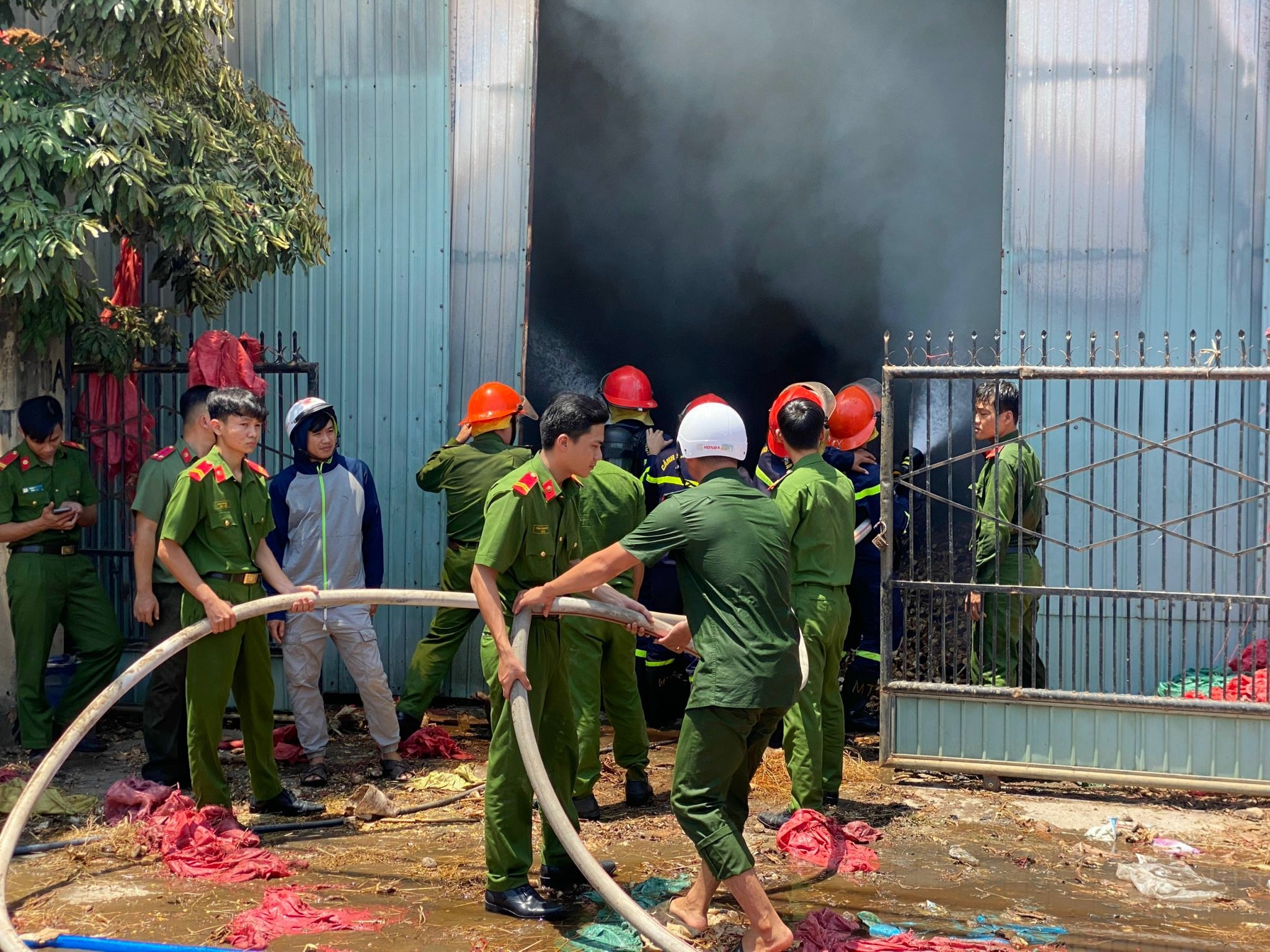 Dân sinh - Gia Lai: Cháy lớn kho nông sản ở huyện Phú Thiện (Hình 2).