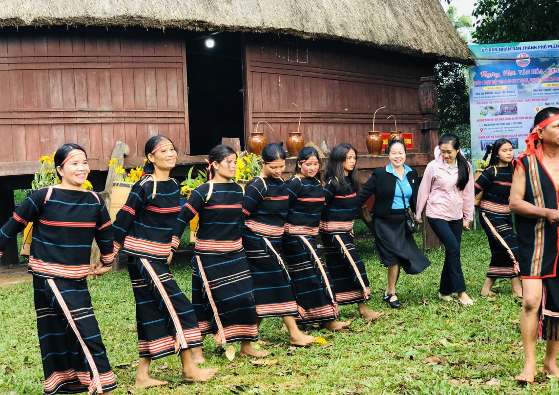 Văn hoá - Ngôi làng trăm tuổi giữa lòng phố núi  (Hình 2).