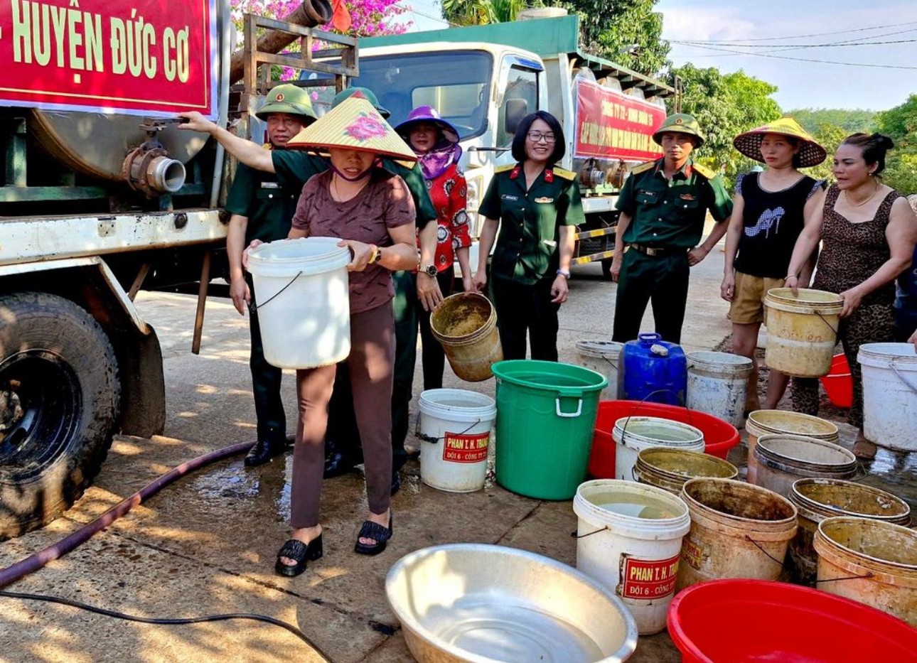 Dân sinh - Gia Lai: Bộ đội huy động xe chở nước hỗ trợ người dân vùng hạn