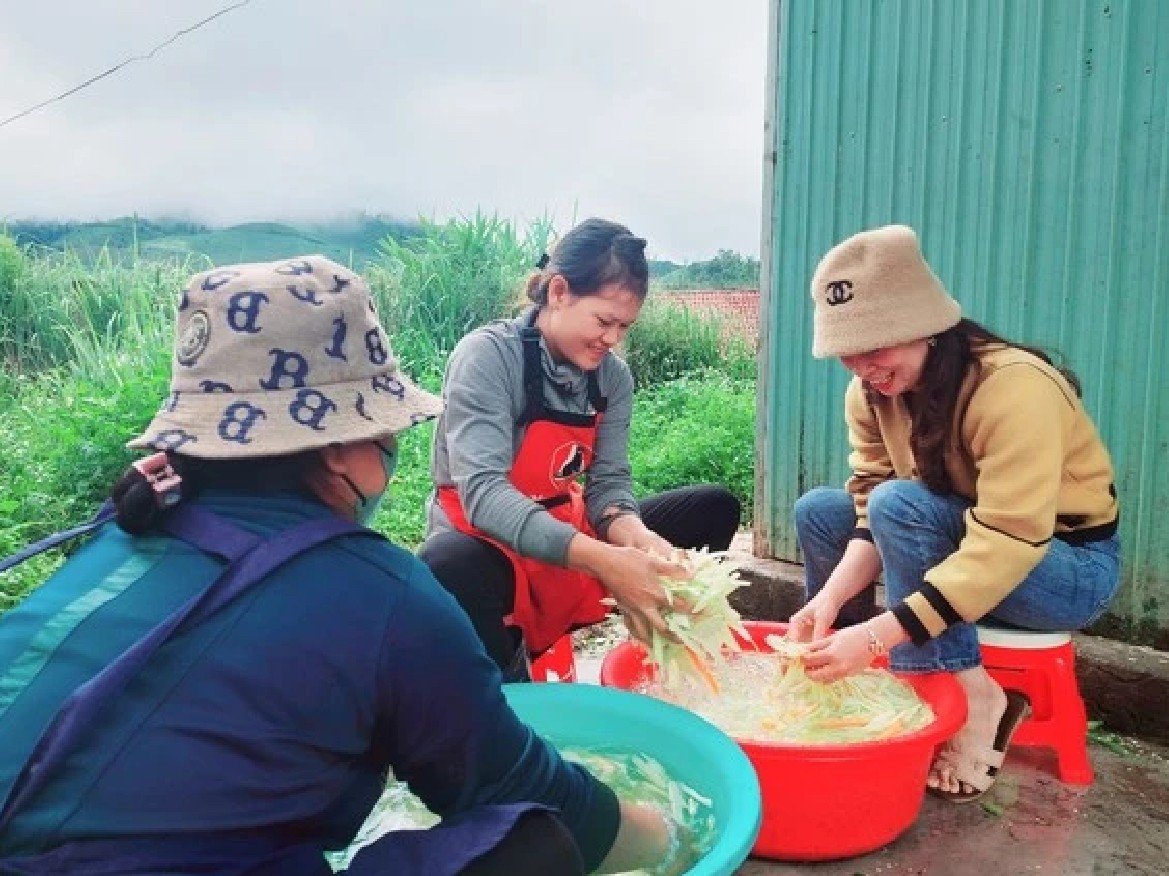 Giáo dục - Kon Tum: Giáo viên vùng khó bỏ tiền túi giữ chân học trò