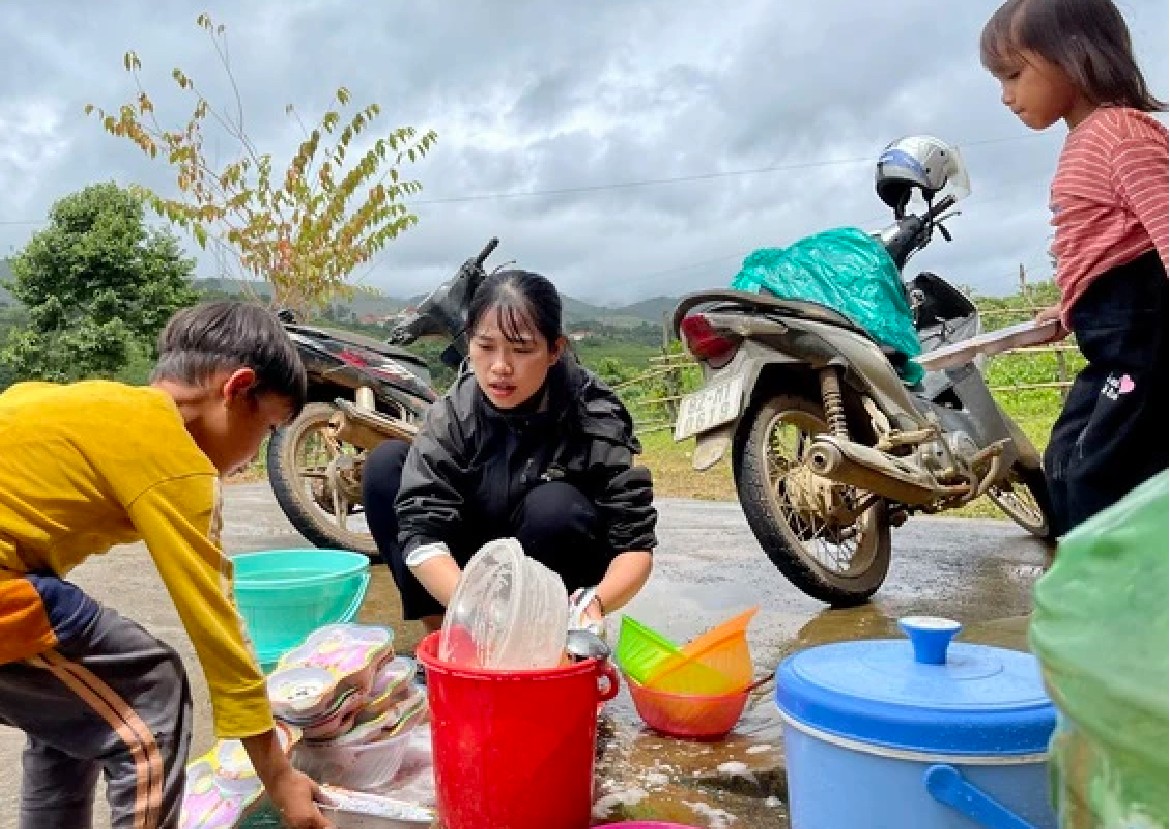 Giáo dục - Kon Tum: Giáo viên vùng khó bỏ tiền túi giữ chân học trò (Hình 4).