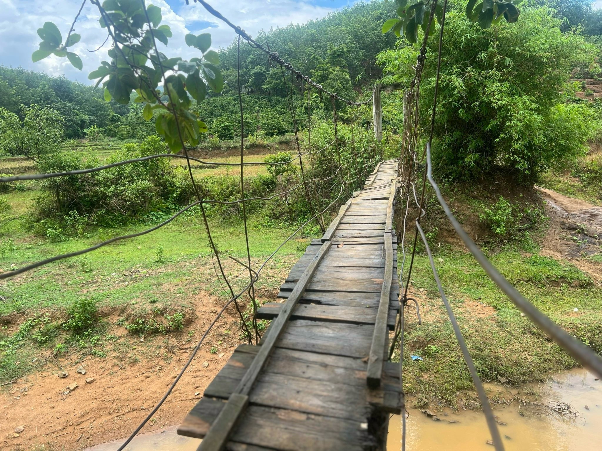 Dân sinh - Hàng loạt cầu treo xuống cấp, người dân “nín thở” khi qua suối  (Hình 2).