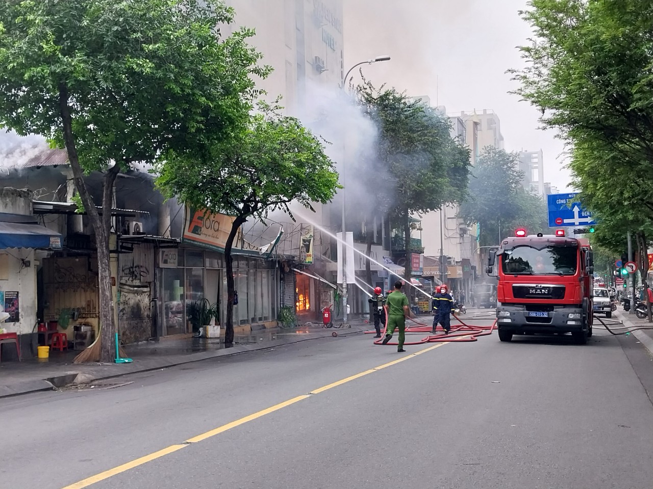 Dân sinh - Tp.HCM: Tiệm bán tranh bất ngờ bốc cháy tại quận 1