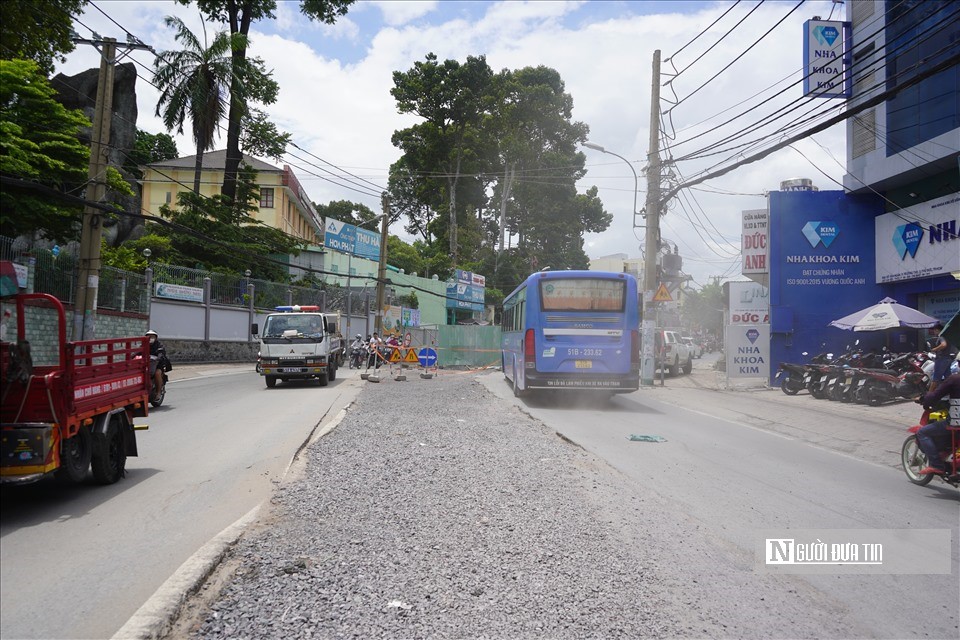 Dân sinh - Tp.HCM: Sửa chữa tạm thời mặt đường Võ Văn Ngân