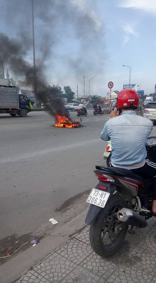 Video - Clip: Xe máy bất ngờ bốc cháy dữ dội khi đang lưu thông trên đường