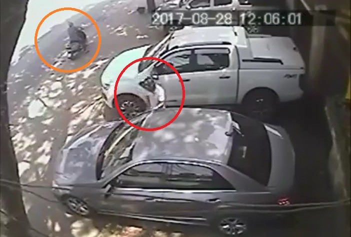 Video - Clip: Thanh niên trộm mặt gương xe Mercedes chỉ trong 10 giây (Hình 2).