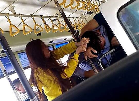 Video - Clip: Đôi nam nữ và phụ xe đánh nhau trên xe buýt, hành khách tháo chạy