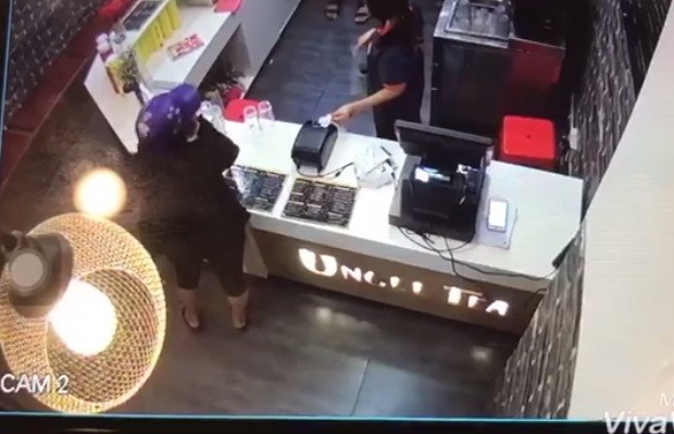 Pháp luật - Clip: Nữ quái vờ mua đồ rồi trộm điện thoại trong nháy mắt
