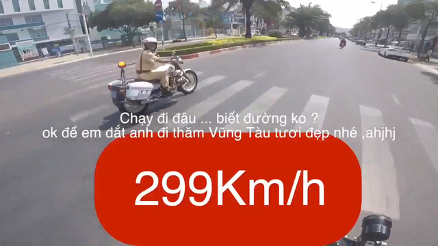 Video - Clip: Chạy xe 153km/h, biker vờ 'bắn' tiếng Anh để thoát CSGT (Hình 2).