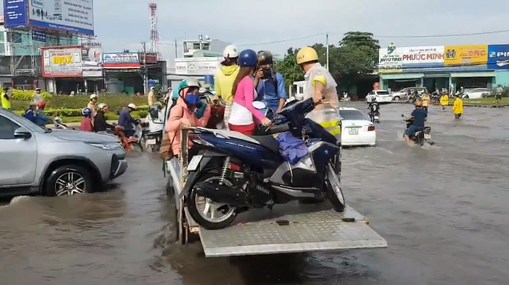 Video - Clip: Vòng xoay An Lạc ngập nước và hành động đẹp của CSGT (Hình 2).