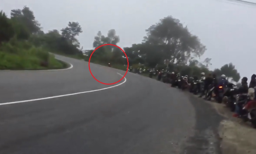 Xa lộ - Clip: Thanh niên chạy PKL bất ngờ lao xuống sườn đèo Bảo Lộc sau màn ôm cua (Hình 2).