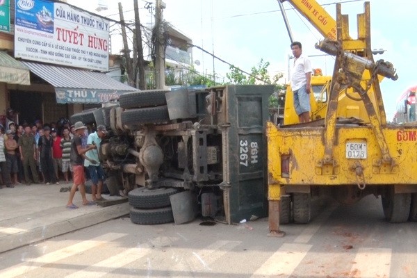 Xa lộ - Clip: Khoảnh khắc xe tải lật giữa đường đè chết người bán vé số dạo (Hình 3).