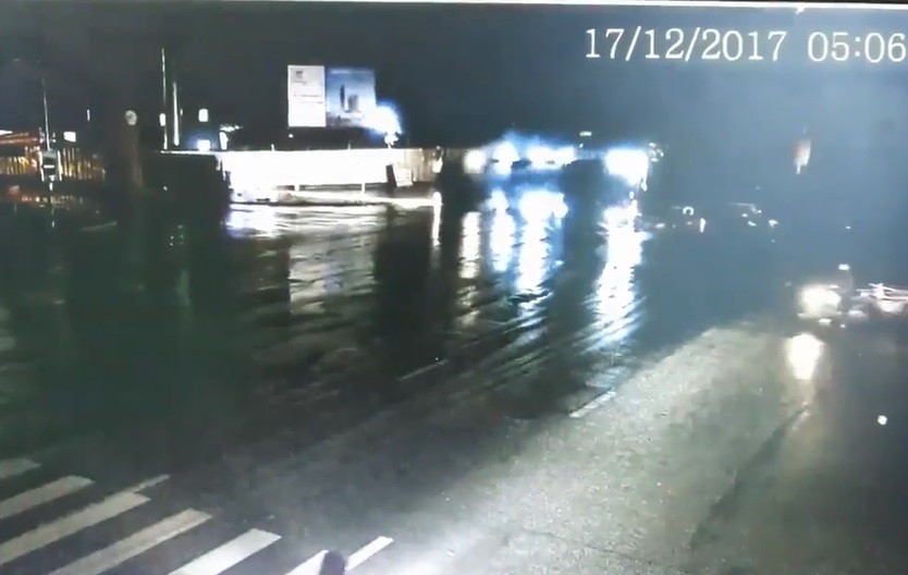 Xa lộ - Clip: Tránh ô tô, xe tải 'đốn ngã' cột đèn rồi lật giữa đường (Hình 2).