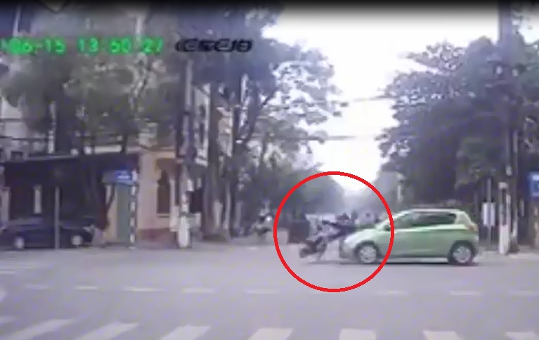 Xa lộ - Clip: Nữ sinh vượt đèn đỏ bị ô tô tông văng giữa ngã tư