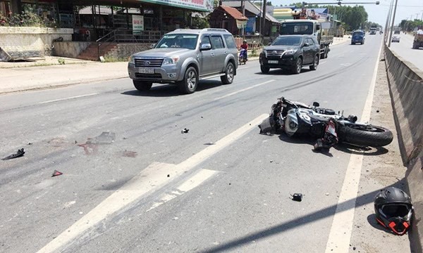 Clip: Tông thẳng vào đầu xe tải, biker thiệt mạng sau va chạm (Hình 2).